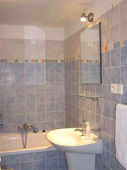 At The Golden Plough Apartamento *