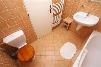At The Golden Plough Apartamento *